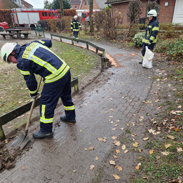 FFW Fredenbeck: Korrektur: Ausgelaufenes Öl verunreinigt Spielplatz und Gehweg