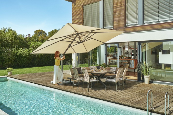 „Cloud Dancer“ & dunkle Eiche – aktuelle Wohntrends auch für Terrasse und Balkon