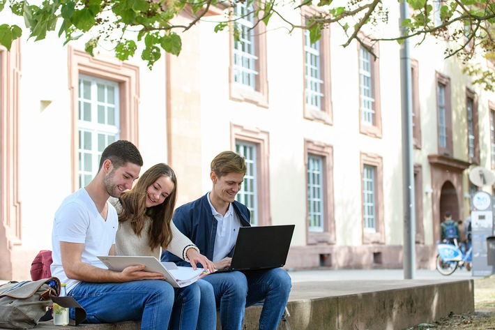 Personaler bevorzugen Absolventinnen und Absolventen der Universität Mannheim