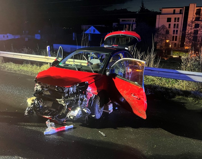 FW Bad Honnef: Autofahrerin bei Alleinunfall schwer verletzt aus Fahrzeug gerettet
