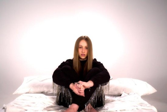 EMY veröffentlicht emotionale Single "Blaue Flecken"
