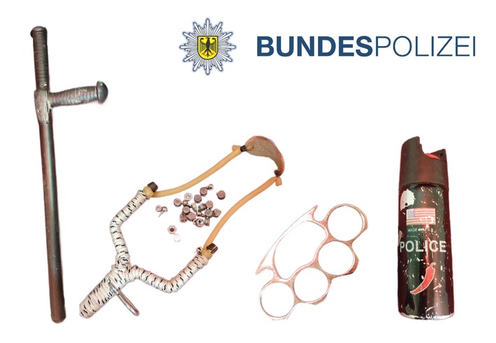 BPOLI LUD: Bundespolizei stellt gefährliches Waffenarsenal bei Kontrolle in Hagenwerder sicher