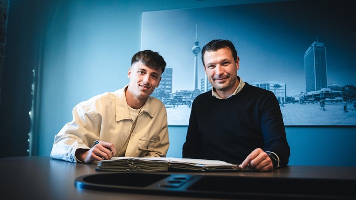 Dion Ajvazi unterschreibt einen Profivertrag