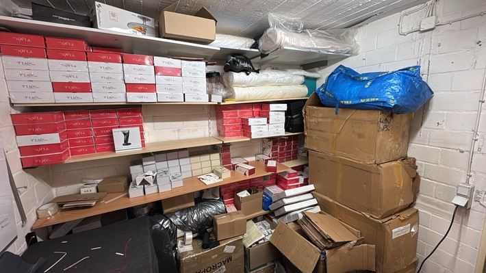 ZOLL-HH: Zoll stellt tonnenweise illegale Abnehmprodukte und geschmuggelte Kosmetika bei umfangreichen Durchsuchungen sicher und nimmt mutmaßliche Händlerin fest