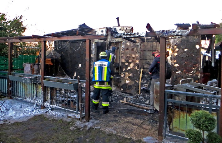 FW-E: Gartenhaus brennt in voller Ausdehnung