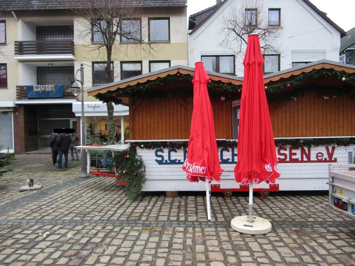 POL-HM: Sterntalermarkt Bodenwerder: Diebe entwenden Marktschirme