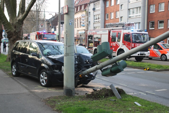 POL-DU: Alt-Hamborn: Gegen Ampel gefahren und in Bahnhaltestelle gelandet - Trümmerfeld nach Unfall