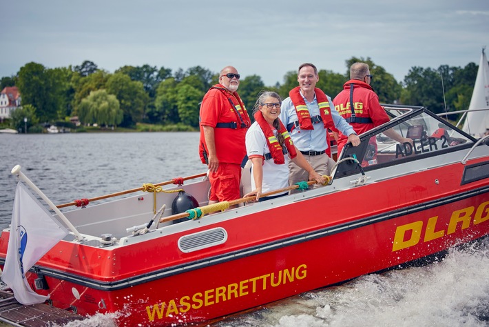 Schwimmen verbindet: DLRG, BBBank und BBBank Stiftung fördern inklusive Angebote