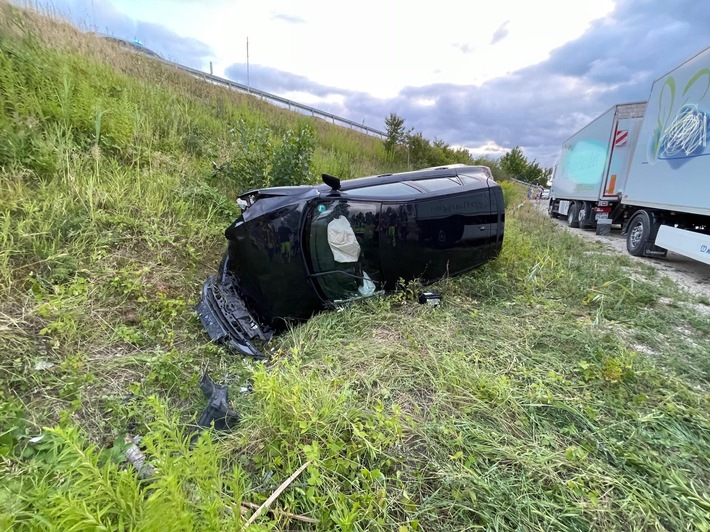 FW Reichenau: PKW durchbricht Leitplanke und fährt Hang hinunter, 16.07.2025, Reichenau-Lindenbühl
