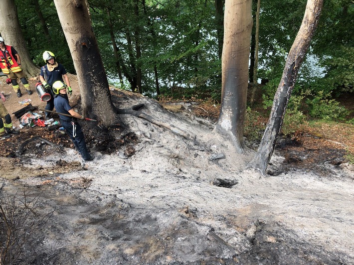 POL-ME: Unbekannte entzünden Feuer am Blauen See - die Polizei ermittelt und sucht Zeugen - Ratingen - 2006191 -