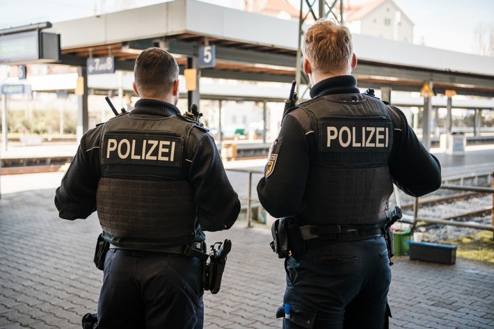Bundespolizeidirektion München: In 16 Fällen polizeibekannt/ Bundespolizei landet drei Fahndungstreffer bei einer Kontrolle