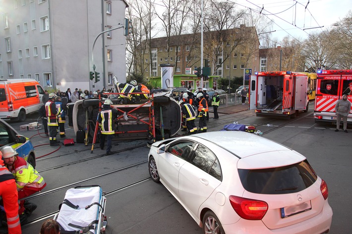 FW-E: Verkehrsunfall zwischen Mercedes A-Klasse und VW Touran (Taxi)