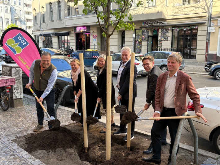 Wir pflanzen Zukunft! / Bundeslandwirtschaftsminister BM Alois Rainer pflanzt Kiezbäume am Tag des Baumes