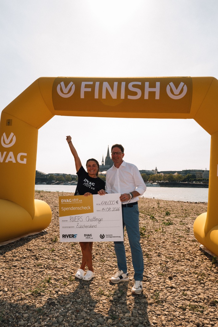 Gemeinsames Engagement, damit Kinder sicher schwimmen lernen / "DVAG hilft e. V." und Nathalie Pohl sammeln 616.000 Euro für die Schwimmförderung
