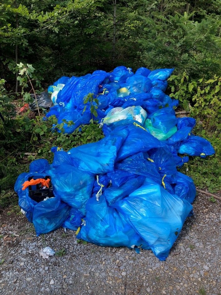 POL-AA: Rems-Murr-Kreis: 89 Müllsäcke illegal im Wald entsorgt - Nachtragsmeldung zu Pressemeldung "Frau begrapscht" - Verkehrsunfälle - Farbsprayer besudelten Sporthalle - Bahnschranke beschädigt