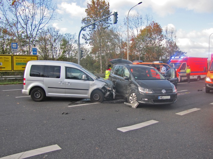 POL-ME: Drei Leichtverletzte nach Verkehrsunfall - Hilden - 1810145
