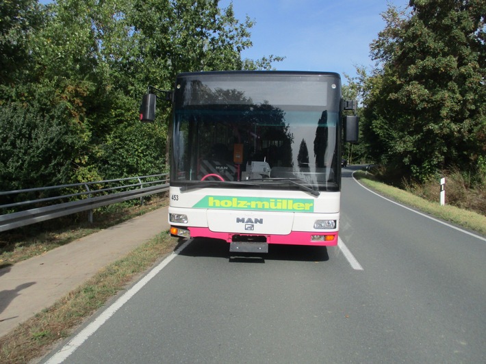 POL-HM: Schulbusfahrer verhindert Frontalzusammenstoß - Unfallverursacher gesucht!
