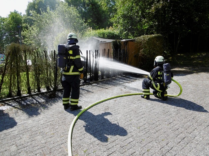 FW-EN: Hecke und Motorroller brennen im Gewerbegebiet Gahlenfeld