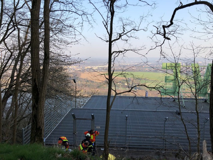 FW-EN: Feuerwehr rettet Mann aus Waldstück am Koepchenwerk