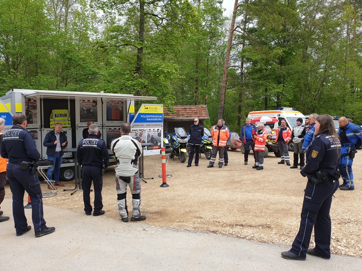 PP Ravensburg: Polizei und Kooperationspartner informieren Motorradfahrerinnen und Motorradfahrer bei einem Motorrad-Sicherheitstag auf dem &quot;Knopfmacher&quot; bei Fridingen an der Donau
