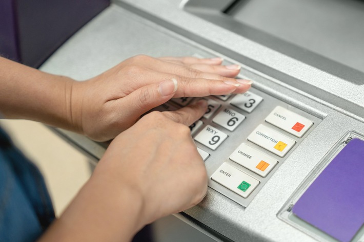 POL-WE: Gauner lenken Opfer am Geldautomat in Friedberg ab / Tipps zum Schutz vor Trickdieben
