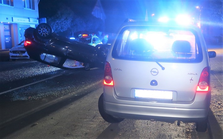 POL-DEL: Stadt Delmenhorst: Verkehrsunfall mit zwei beteiligten Pkw ++ Pkw überschlägt sich ++ Verursacherin alkoholisiert