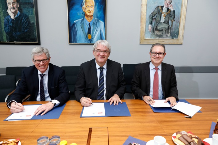 Vertrag für erste Santander Stiftungs-Juniorprofessur bei den Kölner Rechtswissenschaften unterzeichnet