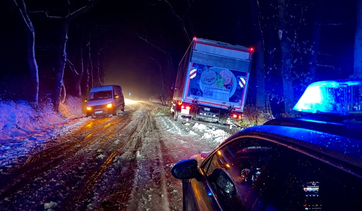 POL-WHV: Winterglätte: Fahren Sie vorsichtig und angepasst! - kleinere Verkehrsunfälle
