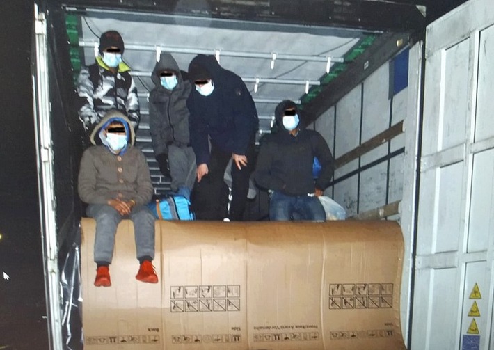 BPOLI MD: Kühlschränke und fünf Menschen geladen - Nächste LKW-Schleusung endet in Sachsen-Anhalt