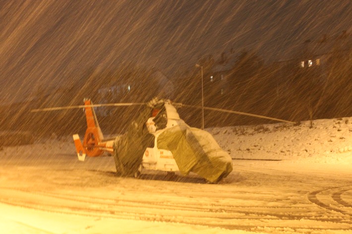 FW-OE: Starker Schneefall zwingt Intensivhubschrauber zur Zwischenlandung am Olper Feuerwehrhaus