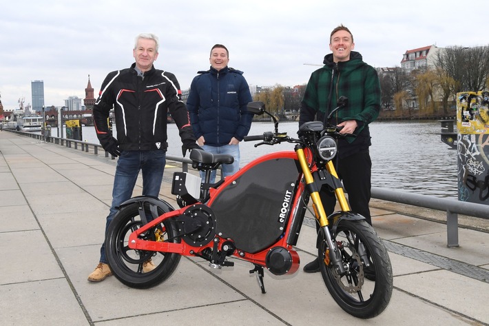 Max Kruse und Aaron Troschke eröffnen Zweiradsaison 2021 mit einzigartigem Elektromotorrad