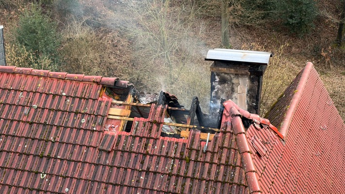 FW-EN: Feuerwehr bekämpft Dachstuhlbrand