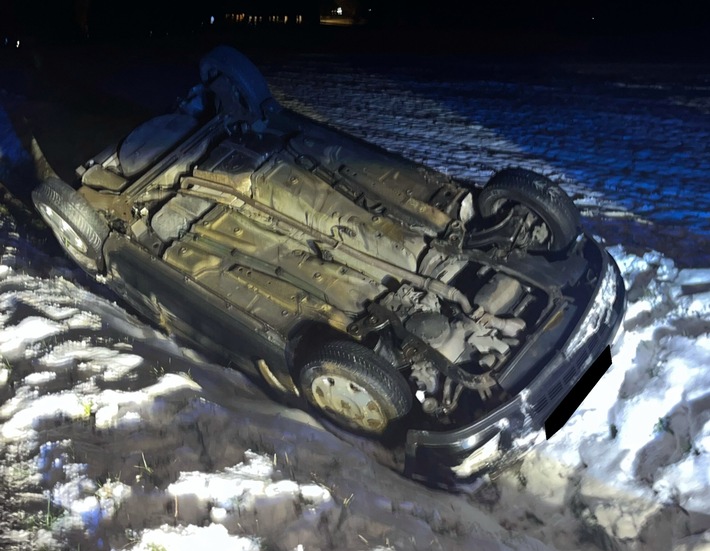 POL-MI: Auto rutscht in Graben