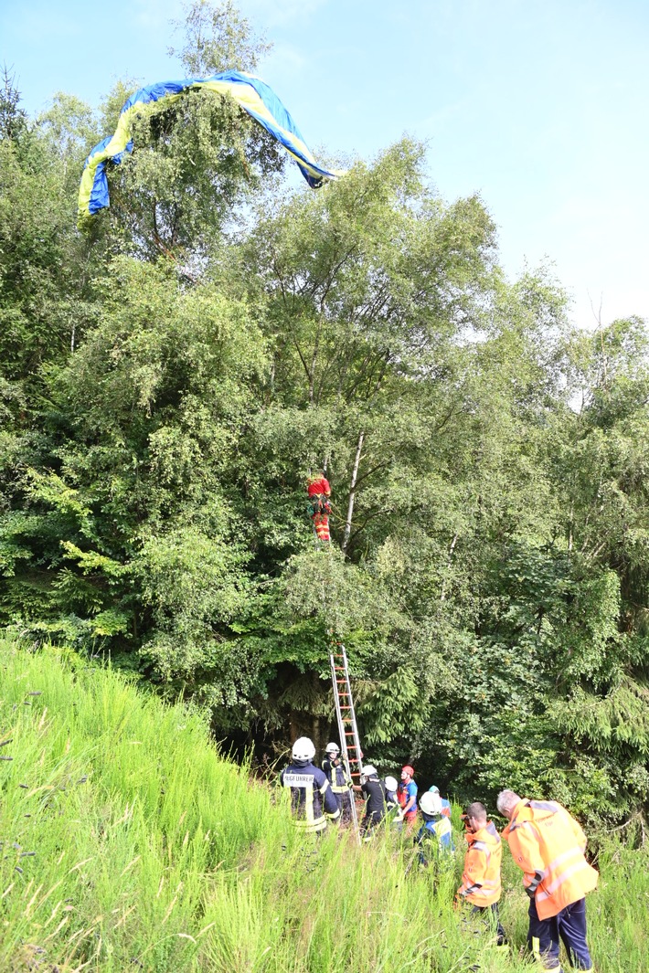FF Olsberg: Gleitschirmflieger in Olsberg - Elpe abgestürzt