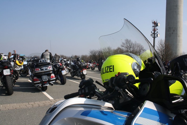 POL-LIP: Kreis Lippe. Verkehrsdienst kontrolliert und berät zu Beginn der Motorradsaison.