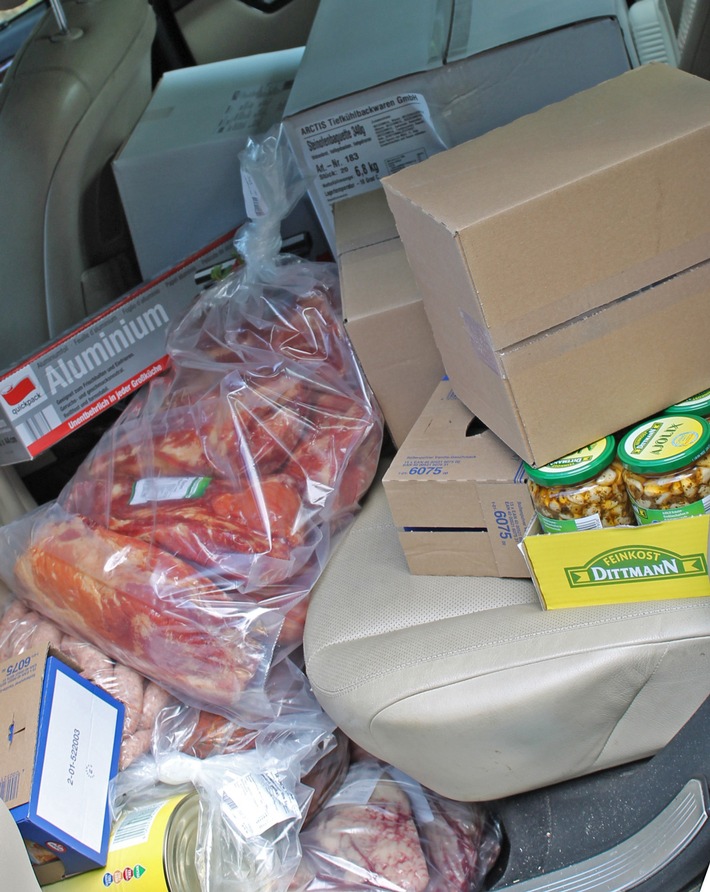 POL-HX: Kiloweise Fleisch ungekühlt auf Rücksitz und im Kofferraum transportiert