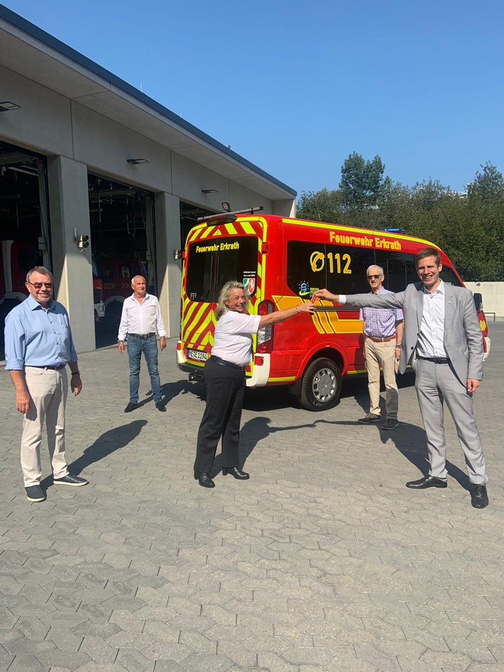 FW-Erkrath: Land NRW und der Förderverein der Freiwilligen Feuerwehr Erkrath unterstützen die Jugendarbeit in der Kinderfeuerwehr Erkrath durch die Beschaffung eins Mannschaftstransportfahrzeuges