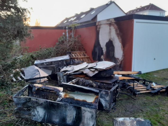 FW Bremerhaven: Feuerwehr unterbindet Garagenbrand