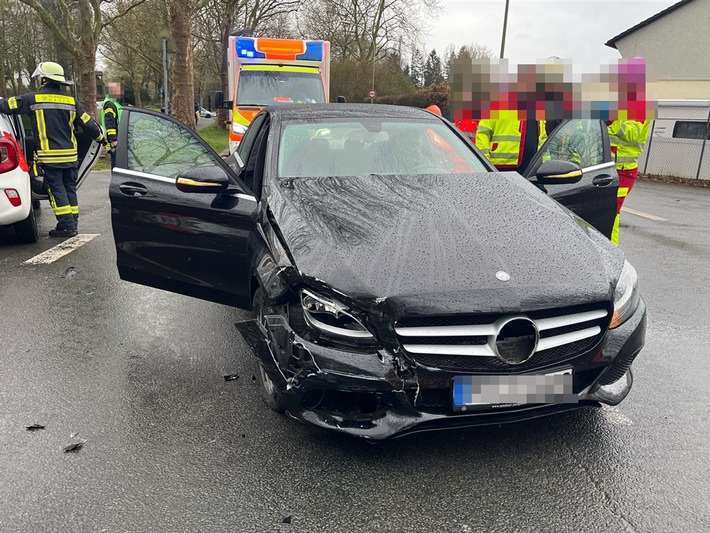 POL-HA: Unfall auf Kreuzung: Drei Autos beschädigt, ein Mann leicht verletzt