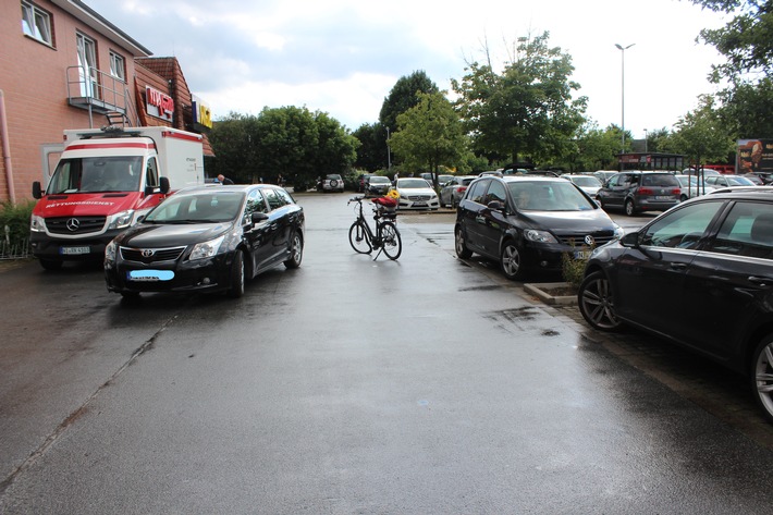 POL-NI: Verkehrsunfall auf dem WEZ-Parkplatz in Uchte fordert eine leicht verletzte Fahrradfahrerin