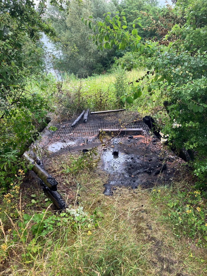 POL-SU: Holzkonstruktion in Brand gesetzt / Polizei erbittet Hinweise