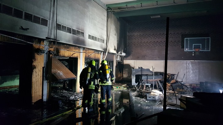 FW-OB: Brand in der Turnhalle