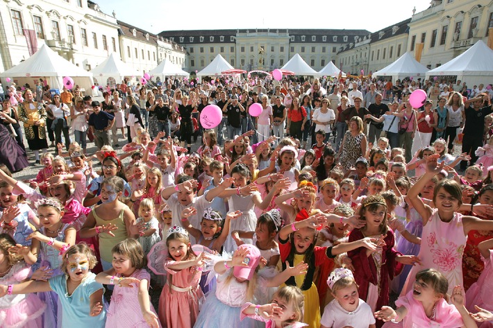 Prinzessin-Tag 2006 auf Schloss Ludwigsburg / Ernsting&#039;s family stattete erstmalig über 2.000 teilnehmende Mädchen aus