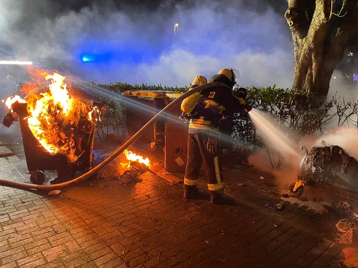 FW Moers: Kellerbrand mit Menschenrettung in der Silvesternacht / Mehrere Kleinbrände im Stadtgebiet