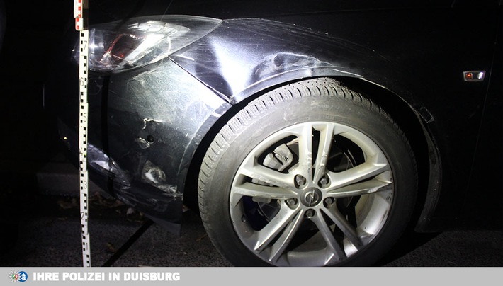 POL-DU: Altstadt: Opel gerammt - Fahrer gesucht