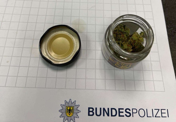 BPOL NRW: 33-Jähriger mit Drogen in S4 - Bundespolizisten beweisen richtigen &quot;Riecher&quot;