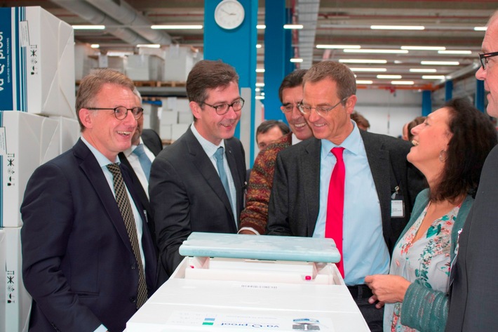 Würzburger Oberbürgermeister besucht neue va-Q-tec Zentrale