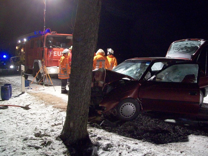 POL-HOL: Kreisstraße 14 - Halle in Richtung Hunzen: Verkehrsunfall fordert ein Todesopfer - Auf winterglatter Fahrbahn mit PKW gegen Baum geprallt -