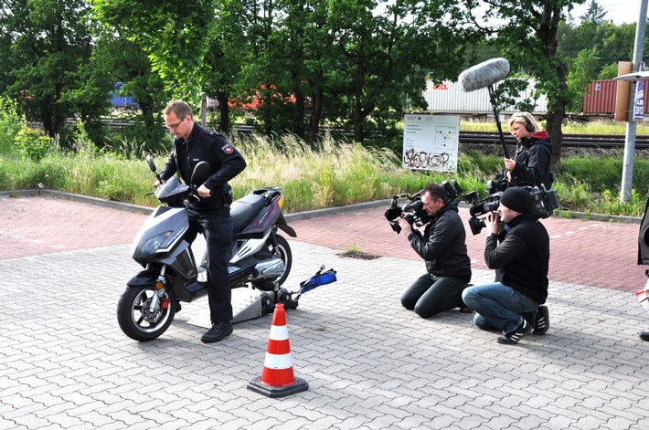 POL-WL: Kontrollaktion zur Sensibilisierung junger Verkehrsteilnehmer ++  Buchholz/Trelde - Lkw aufgebrochen ++ Tostedt - Wohnungseinbruch ++ Seevetal/Over - Gegenverkehr abgedrängt