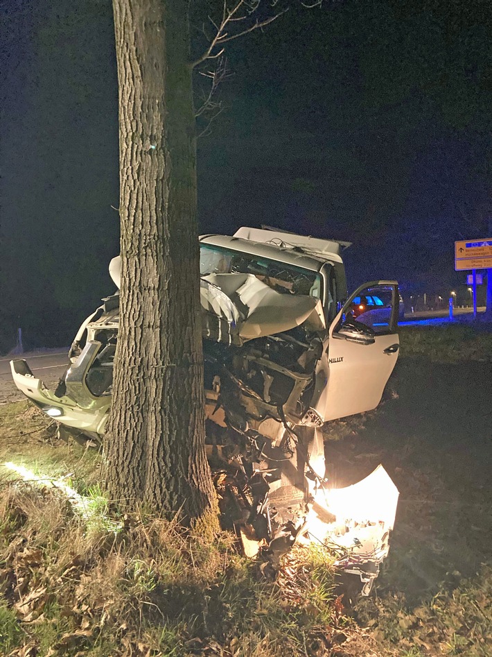 POL-GM: Alkoholisierter Autofahrer kollidiert mit Baum